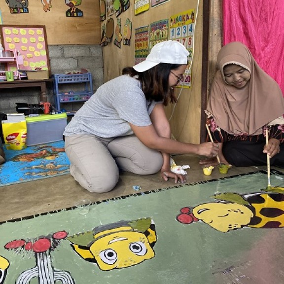 Painting the tortoise billboard for kindergarten in Lore Central Sulawesi 600px